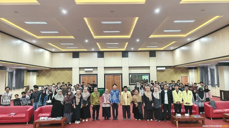 Narasumber dari Konjen Jepang, Medan bersama pimimpinan dan peserta kuliah umum Program Studi Pendidikan Bahasa Jepang. 