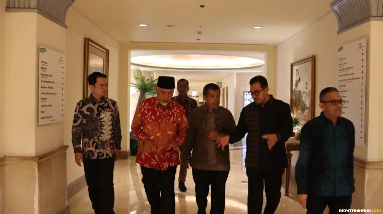 Gubernur Mahyeldi bersama para tokoh di acara Diaspora Minang.
