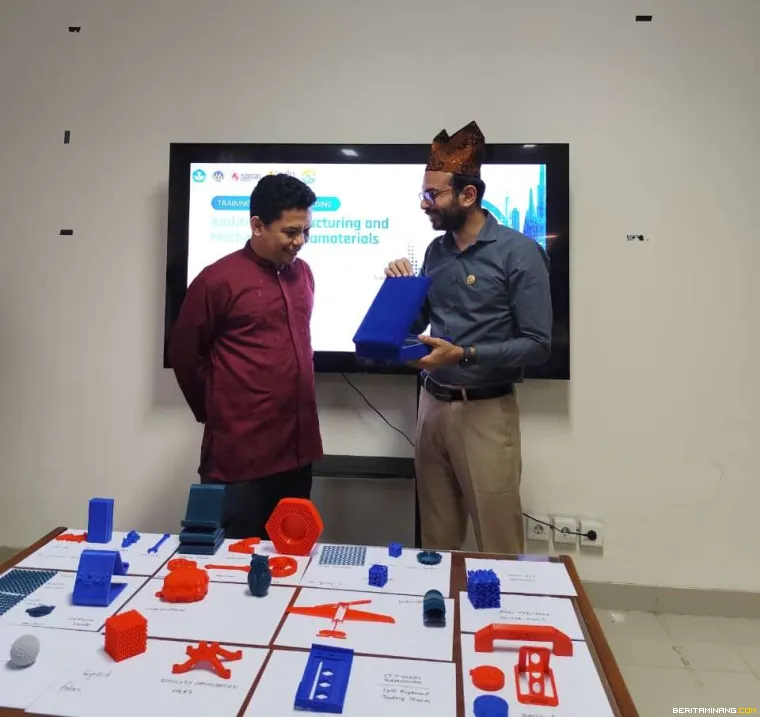 Wakil Rektor IV UNP Bidang Kerja Sama dan Sistem Informasi, Dr. rer. nat. Deski Beri, S.Si., M.Si., bersama pemateri.