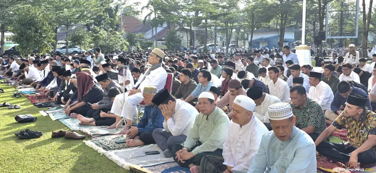 Jamaah salat Iduladha di Kampus Universitas Negeri Padang.