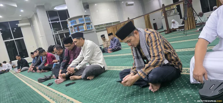 Pimpinan dan jemaah Subuh Mubarak. 