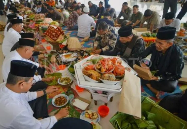 Ilustrasi Sumbang Makan di Minangkabau: Etika Memenuhi Perut dengan Adab