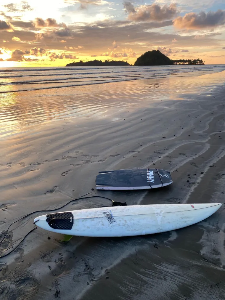 Ilustrasi Surfing di Pantai Air Manis Jadi Tren Baru di Kalangan Gen Z Kota Padang