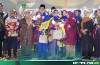 Alvin Zein dan Nayla Fadhilla resmi dinobatkan sebagai juara 1 putra dan putri Duta Generasi Berencana (GenRe) Kota Padang Panjang 2026 pada puncak Grand Final GenRe Awards, Sabtu (2/5/2026). Foto:Kominfo Padang Panjang