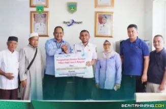 Pimpinan Cabang Bank Nagari (BN) Padang Panjang, Handre Irviyandi serahkan dana kurban kepada Wakil Wali Kota Allex Saputra selaku Ketua Umum BPIC, Rabu (13/5/2026), di Kantor Cabang Bank Nagari Padang Panjang. Foto: Kominfo Padang Panjang