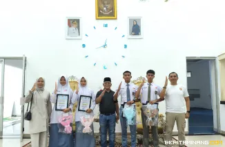 Bupati Yulianto Apresiasi Empat Pelajar Pasbar Lolos Seleksi Paskibraka Tingkat Sumbar. (14/5). Foto : d
