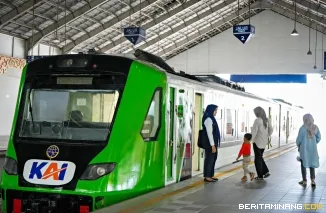 Penumpang ketika menaiki kereta api di sebuah stasiun di Kota Padang. Foto: Humas KAI Sumbar