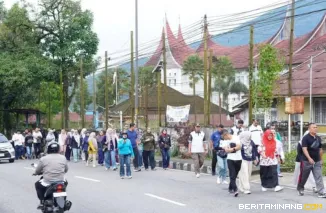 Para ASN dari berbagai Organisasi Perangkat Daerah (OPD), mulai dari staf ahli, asisten, kepala OPD hingga pegawai, berkumpul mengikuti kegiatan jalan sehat rutin yang digelar Pemerintah Kota Padang Panjang setiap Rabu.