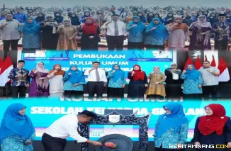 Sekdako Bukittinggi Risma Hadi membuka secara resmi sekolah keluarga gemilang 2026 di Balairung Rumah Dinas Wako, Senin, (27/04)