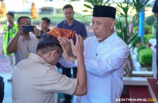 Gubernur Sumatera Barat (Sumbar), Mahyeldi Ansharullah ketika menyambut kedatangan Menteri Ketenagakerjaan Republik Indonesia, Yassierli di VIP Bandara Internasional Minangkabau (BIM) Kamis (14/5/2026). Foto: Adpim Sumbar