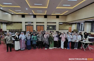 Workshop Percepatan Lulusan yang diselenggarakan oleh Departemen Bahasa dan Sastra Inggris FBS UNP pada Jumat (1/4) bertempat di Auditorium Kampus FBS UNP Air Tawar Padang. Foto ET.