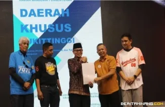 Forum Cendikia dan akademisi Ikatan Alumni SMAN 2 Bukittinggi serahkan draf kajian tentang usulan Bukittinggi jadi daerah khusus kepada Pemko Bukittinggi yang diterima Wawako Ibnu Asis di Balai Sidang Hatta, Sabtu, (30/05)