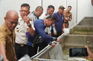 Kakanwil Ditjenpas Sumbar Bersama Wako Padang Panjang dan Wakil Ketua DPRD Tebar Bibit Ikan Lele di