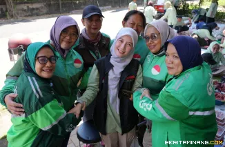 Ketika Laznas PPPA Daarul Quran Berbagi Daging Qurban ke Driver Ojol Perempuan