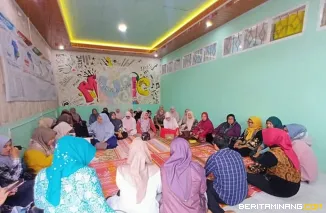 Ketua TP-PKK Kota, Ny Maria Feronika Hendri yang turun ke lapangan bersama Kepala Dinas Sosial PPKBPPPA Winarno, ke Bukit Surungan, Jumat (1/5/2026). Foto: Kominfo Padang Panjang