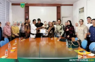 Para Program Magister Ilmu Komunikasi (Ilkom) FISIP Unand ketika laksanakan kuliah lapangan ke Dinas Komunikasi dan Informatika (Kominfo) Kota Padang Panjang, Kamis (30/4/2026). Foto: Kominfo Padang Panjang