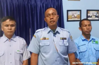 Direktur Perumdam Tirta Gemilang Pasaman Barat, Sahrizal  didampingi Kabag Teknik Eko Hariadi dan Kabag Keuangan dan Administrasi Jamanir, Selasa (12/5) menyampaikan Informasi terkait Program Bantuan Dari Pemerintah pusat.  foto : d