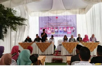Plt. Asisten II Sekertariat Daerah Kota Bukittinggi, dampingi reses kelompok anggota DPRD Dapil Guguak Panjang, di halaman kantor Camat setempat, (29/04)