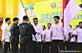 Momen saat Rizki Aulia Menerima Bendera Pataka HIPMI  dari Pengurus BPD HIPMI Sumbar saat pelantikan Pengurus BPC HIPMI Pasaman Barat periode 2026--2029 . Saat sesi pelantikan.( 18/5). Foto : D