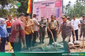 Suasana peletakan batu pertama pembangunan rumah contoh hunian tetap (huntap) mandiri di Kelurahan Silaing Bawah, Kecamatan Padang Panjang Barat, Kamis (30/4/2026). Foto: Kominfo Padang Panjang