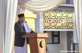 Pelaksanaan ibadah salat Iduladha pada Rabu (27/5) bertempat di halaman Rektorat Kampus UNP Air Tawar Padang dengan Khatib Prof Salmadanis. Foto ET.