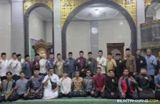 Kegiatan Subuh Mubarak yang dilaksanakan pada Jumat (29/5) bertempat di Masjid Raya Al-Azhar Kampus UNP Air Tawar Padang. Foto ET.