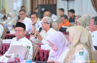 Suasana rapat Wakil Gubernur Sumatera Barat (Wagub Sumbar), Vasko Ruseimy dengan OPD. Foto: Adpim Sumbar