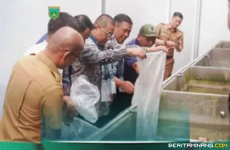 Wali Kota Hendri Arnis bersama Kepala Kantor Wilayah Direktorat Jenderal Pemasyarakatan Sumatera Barat Kunrat Kasmiri ketika melakukan pelepasan bibit ikan di Rumah Tahanan (Rutan) Kota Padang Panjang, Senin (4/5/2026). Foto: Kominfo Padang Panjang