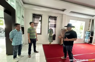 Wali Kota Hendri Arnis ketika meninjau Sentra Kuliner dan Kerajinan Senja Kenangan (Senken), Ahad (3/5/2026) di PDIKM. Foto: Kominfo Padang Panjang