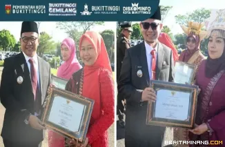 Usai memimpin upacara peringatan Hardiknas 2026 di halaman Balai kota Bukittinggi, Wako Ramlan Nurmatias bersama Wawako Ibnu Asis menyerahkan Piagam penghargaan kepada pendidik dan tenaga kependidikan yang berprestasi, Sabtu, (02/05)