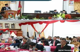 Walikota Ramlan sampaikan apresiasi dengan adanya 147 rekomendasi DPRD Bukittinggi terhadap LKPJ Walikota 2025 dalam rapat paripurna Di gedung DPRD, Selasa, (28/94).Foto : Dok Yus