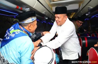 Wawako Elzadaswarmn Lepas 175  Jemaah Calon Haji Asal Payakumbuh Menuju Asrama Haji Padang