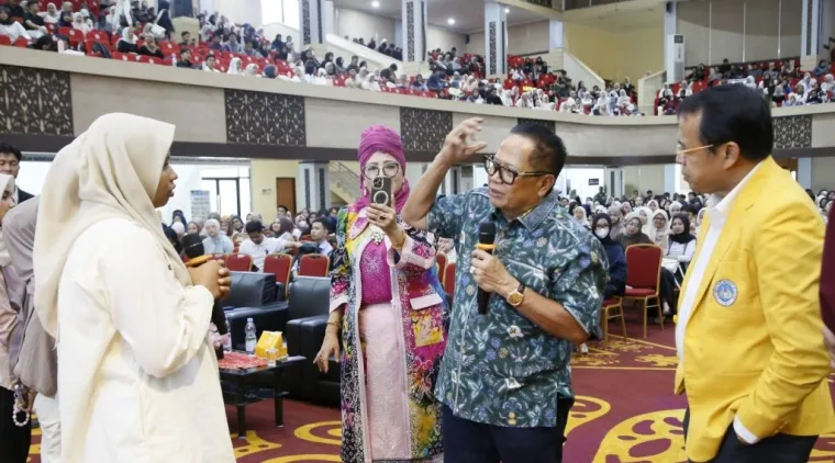 Basrizal Koto (tengah) saat berdiskusi dengan calon wisudawan UNP didampingi Senior Eksekutif UNP, Prof. Ganefri, Ph.D (kanan). (Foto: Syafril/ Kantor Komunikasi dan Pemasaran Strategis)