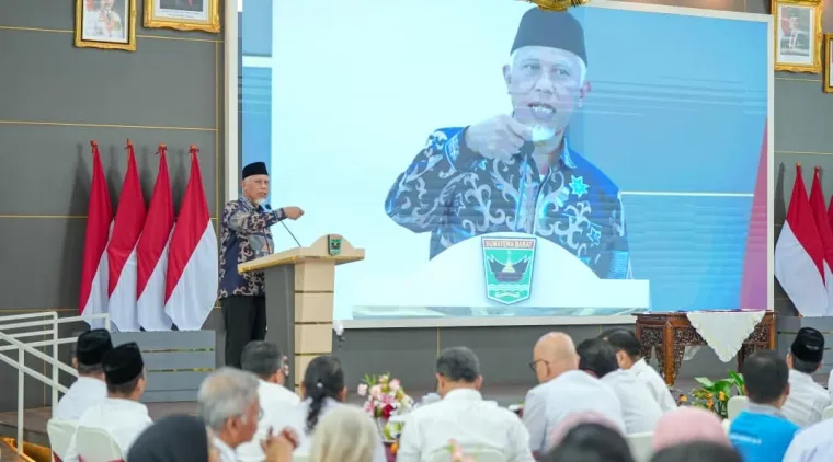 Gubernur Sumatera Barat (Sumbar), Mahyeldi Ansharullah saat membuka Sosialisasi dan Bimtek Penginputan Data Pengukuran IID bagi OPDdi Auditorium Gubernuran Sumbar, Rabu (10/6/2026). Foto: Adpim Sumbar