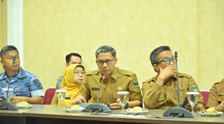 Kepala Dinas Energi dan Sumber Daya Mineral (ESDM) Sumbar, Helmi Herianto ketika rapat di Auditorium Gubernuran, Kamis (4/6/2026) lalu. Foto: Adpim Sumbar