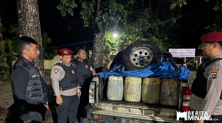 Tim Opsnal Unit Reaksi Cepat (URC) Satuan Reserse Kriminal (Satreskrim) Polres Pasaman Barat berhasil mengungkap dugaan tindak pidana penyalahgunaan bahan bakar minyak (BBM) bersubsidi jenis Bio Solar di wilayah Jorong Kajai. (15/6).Foto : d