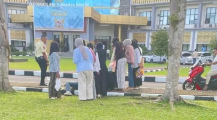 Suasana di depan Rektorat UNP saat insiden peluru nyasar atau rekoset, Selasa tanggal 2 Juni 2026 sekitar pukul 5 sore. Foto: Ist/ganto.co