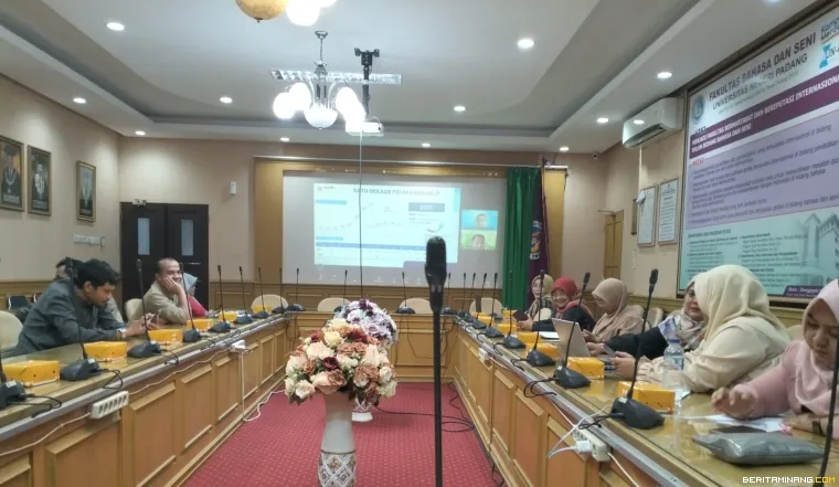 Tim mengikuti pembekalan secara daring di Ruang Sidang Kampus FBS UNP Air Tawar Padang.