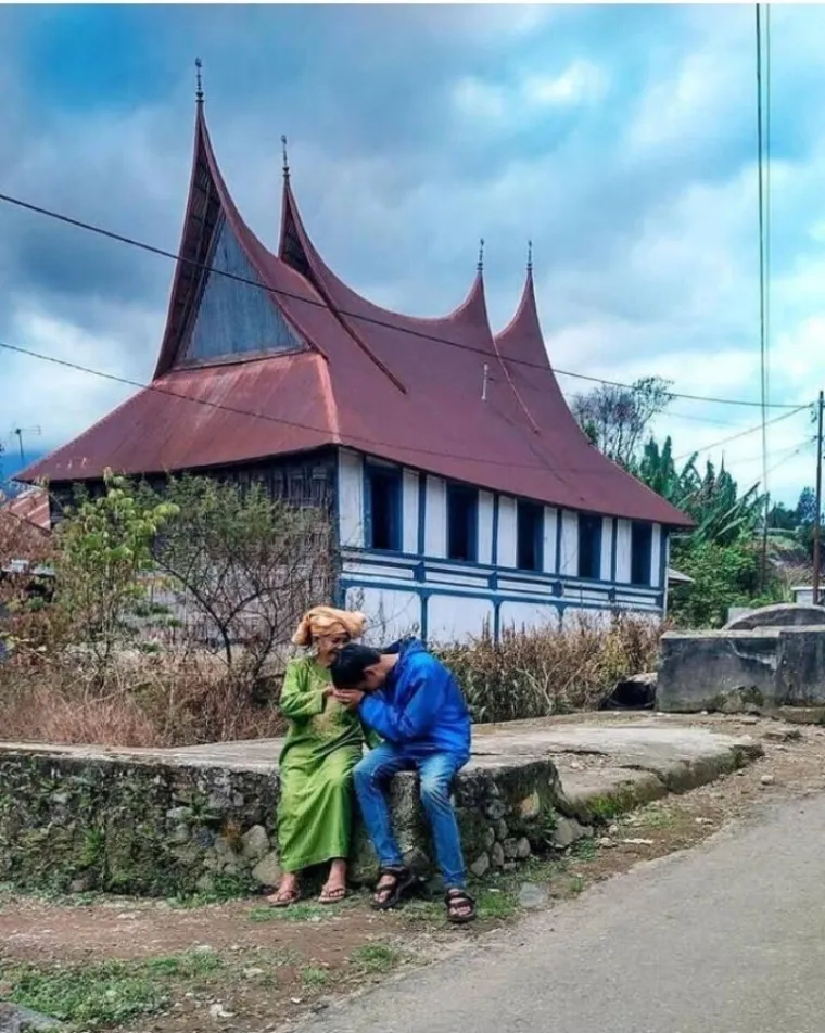 Ilustrasi Apakah Tradisi Merantau Menguras Usia Produktif Desa di Ranah Minang?