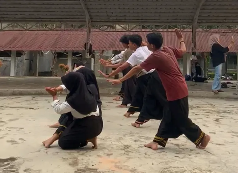 Ilustrasi Generasi Muda dan Semangat Melestarikan Randai Warisan Budaya Minangkabau