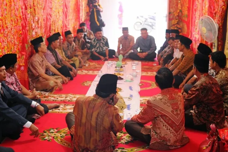 Ilustrasi Tradisi Maisi Sasuduik dalam Proses Perkawinan Masyarakat Mungka Lima Puluh Kota