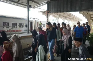 Penumpang bersiap menaiki kereta api di sebuah  stasiun di Padang. Foto: Humas KAI Sumbar