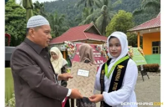 Anggota DPRD Pasaman Barat, Marwazi, menghadiri kegiatan Pelepasan Siswa Kelas IX dan Wisuda Tahfidz MTsN 7 Pasaman Barat. foto: m
