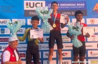 Rasjid Sahroni naik podium usai menjuarai nomor Men Youth Individual Time Trial (ITT), Indonesia Cycling Federation (ICF) National Championship Road 2026 di Pangandaran, Jawa Barat. (Foto istimewa)