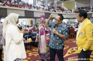 Basrizal Koto (tengah) saat berdiskusi dengan calon wisudawan UNP didampingi Senior Eksekutif UNP, Prof. Ganefri, Ph.D (kanan). (Foto: Syafril/ Kantor Komunikasi dan Pemasaran Strategis)