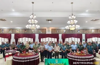 Kepala Pelaksana Badan Penanggulangan Bencana Daerah (BPBD) Provinsi Sumbar, Era Sukma Munaf foto bersama Pasis Dikreg LV Sesko TNI 2026 di Auditorium Gubernuran Sumbar, Selasa (9/6/2026). Foto: Adpim Sumbar