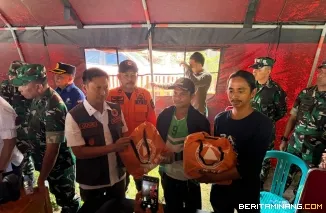 Direktur Penanganan Darurat Wilayah I BNPB Agus Riyanto  berkoordinasi dengan BPBD dan instansi terkait di lokasi terdampak Desa Kamaroa, Kecamatan Nokilalaki, Kabupaten Sigi, Provinsi Sulawesi Tengah (17/6). Foto: Humas BNPB