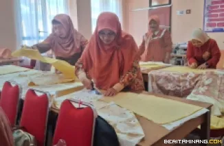 Suasana kegiatan Pelatihan Membuat Pola dan Menjahit Dharma Wanita Persatuan Universitas Negeri Padang. Foto: Humas UNP