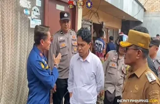 Usai proses pemadaman api yang menghangus dapur rumah kontrakan di Kelurahan Pakan Labuah, Kec. ABTB, Kepala DPKP Bukittinggi Joni Fery memberikan edukasi kepada pemilik rumah kontrak tentang bahaya kebakaran, Senin, (15/06)
