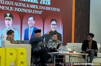Gubernur Sumatera Barat (Sumbar), Mahyeldi Ansharullah saat menjadi narasumber pada Seminar Nasional bertajuk "Merajut Intelektualitas, Karier, dan Identitas Menuju Indonesia Emas" di Gedung CRCS ITB, Minggu (7/6/2026). Foto: Adpim Sumbar